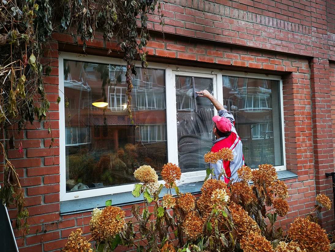 Мойка окон в многоэтажном здании